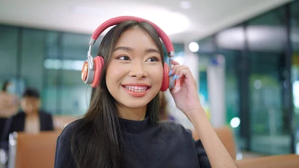Jovem Mulher Asiática Feliz Usando Fones Ouvido Ouvindo Música Apreciando — Fotografia de Stock