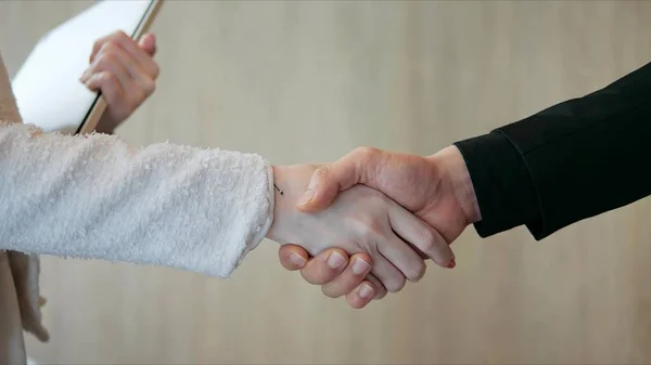 Закрыть Успешные Два Бизнесмена Пожимают Друг Другу Руки Пожмём Руки — стоковое фото
