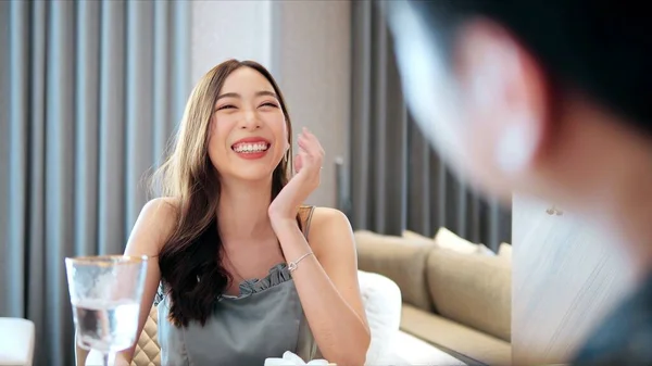 Šťastný Krásný Mladý Asijské Žena Smích Radost Dostat Randění Přítelem — Stock fotografie