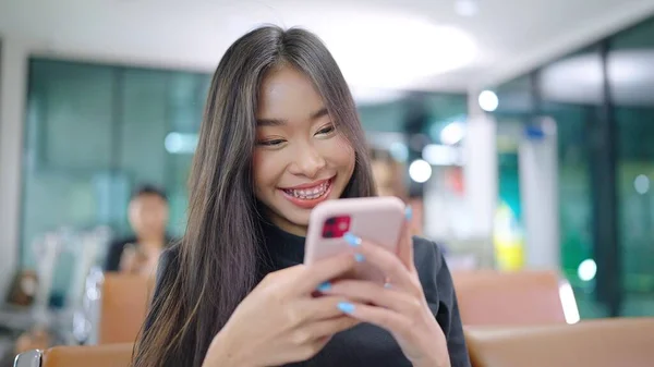 Feche Rosto Sorridente Feliz Dentes Adolescentes Usando Smartphone Conversando Line — Fotografia de Stock