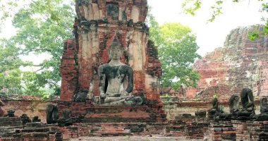 Wat Maha 'daki eski Buda heykelleri antik Sukhothai Tayland başkenti. Sukhothai Tarih Parkı UNESCO 'nun dünya mirası. İnanılmaz Tayland seyahat konsepti