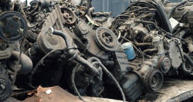 Araba parçaları eski depolarda. Geri dönüşüm hurdaları için kullanılan araç parçası, otomotiv yedek parçaları, depolama deposunda motor, geri dönüşüm malları, metal parçaları