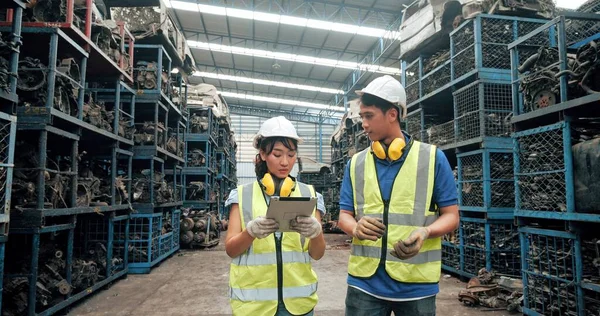 Dois Trabalhadores Asiáticos Armazém Vestindo Capacete Segurança Segurando Tablet Enquanto — Fotografia de Stock