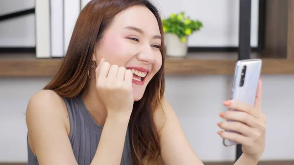 Schöne Asiatische Frau Lacht Beim Selfie Foto Mit Dem Handy — Stockfoto