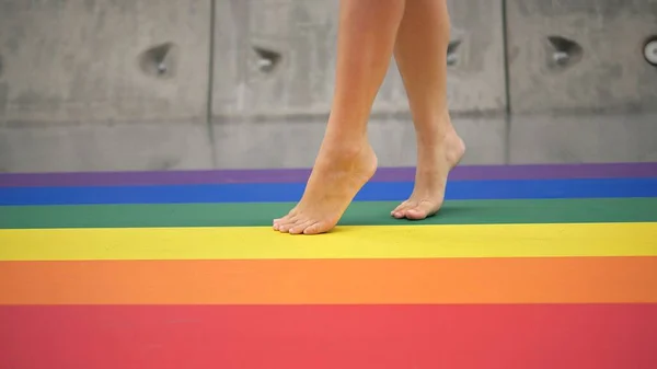 Sluit Benen Van Een Vrouw Die Regenboogvloer Loopt Regenboog Gekleurde — Stockfoto