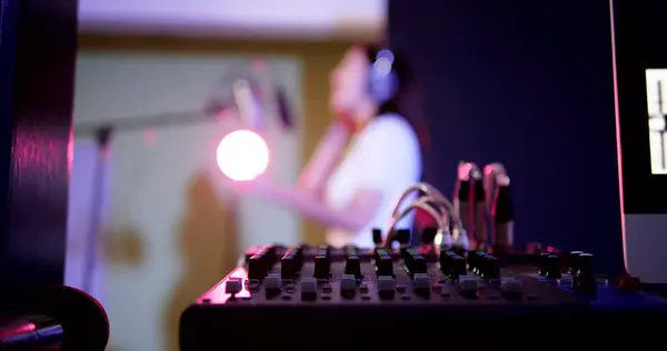 Soundsystem Das Audiogeräte Studioaufnahmen Mixt Elektronisches Mischpult Musik Und Unterhaltungskonzept — Stockfoto