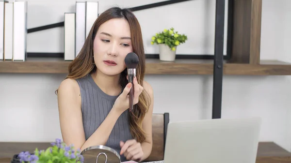 Piękna Azjatycka Blogerka Pokazuje Jak Się Godzić Używać Kosmetyków Blogerka — Zdjęcie stockowe