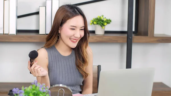 Güzel Asyalı Kadın Blogcu Makyaj Kozmetik Ürünlerini Nasıl Kullanacağını Gösteriyor — Stok fotoğraf