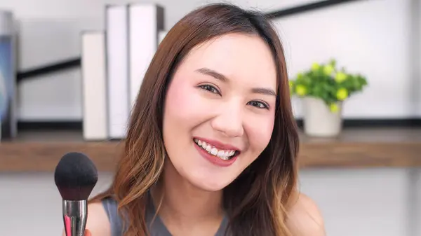 Porträtt Glad Överlycklig Ganska Ung Asiatisk Kvinna Håller Borste Rodna — Stockfoto