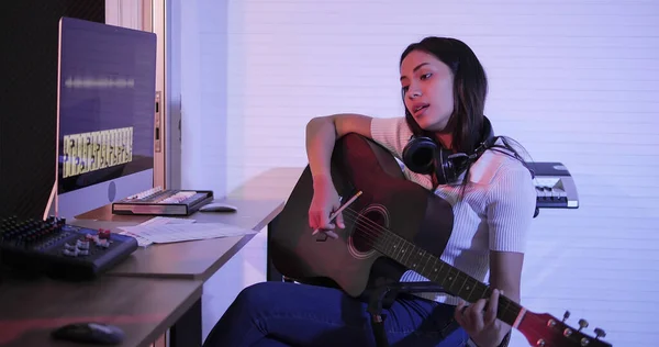 Jonge Aziatische Vrouw Met Gitaar Die Een Lied Componeert Vrouw — Stockfoto