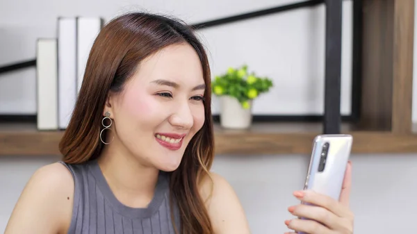 Šťastná Mladá Asiatka Videohovor Přes Smartphone Žena Video Volání Vzdálenost — Stock fotografie