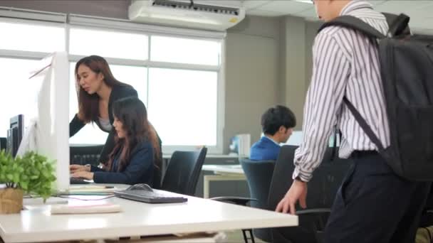 Asiatisk Affärsman Går Skrivbord Kontor Den Första Dagen För Arbete — Stockvideo