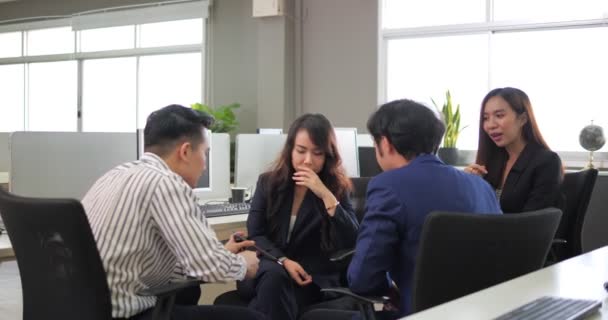 Joven Asiático Grupo Negocios Hablando Chismes Sobre Jefe Divertirse Oficina — Vídeos de Stock