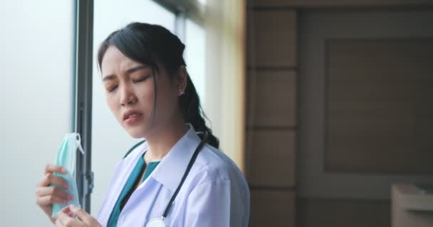 Depresja Azji Młoda Kobieta Lekarz Zdejmuje Ochronną Maskę Patrząc Przez — Wideo stockowe