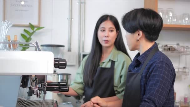Doświadczona Azjatycka Baristka Uczy Młode Kobiety Zaparzać Kawę Kawiarni — Wideo stockowe
