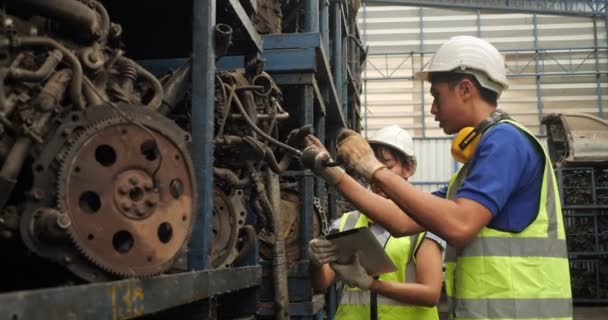 Два Азиатских Рабочих Технических Защитным Костюмом Шлем Проверки Запас Подержанных — стоковое видео
