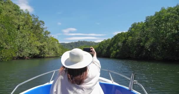Achteraanzicht Van Vrouwen Toerist Genieten Van Natuur Boot Cruise Het — Stockvideo