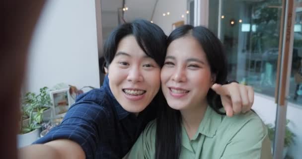 Pov Felvétel Fiatal Ázsiai Leszbikus Pár Csinál Selfie Okostelefon — Stock videók