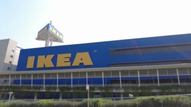 Dünyanın en büyük mobilya perakendecisi olan IKEA 'nın dış görünüşü ve Mega Bangna alışveriş merkezinde bulunan İsveç' ten toplanmaya hazır mobilyalar satışı
