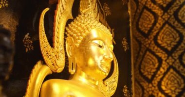 Büyük altın Buda heykeli. Wat Phra Sri Rattana Mahathat Tapınağı 'ndaki Buda heykeli, adı Phra Buddha Chinnarat, Tayland' daki Phitsanulok.