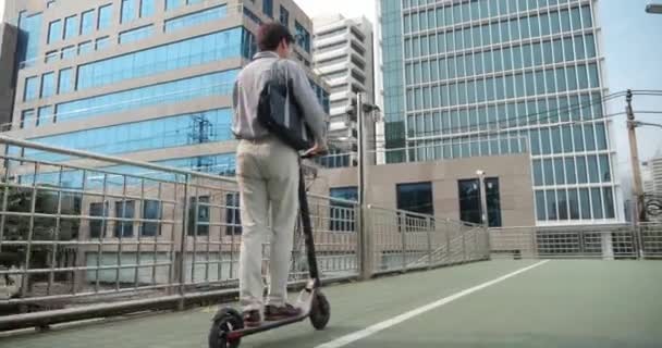 Affaires Asiatiques Équitation Scooter Électrique Sur Une Entreprise Aller Travailler — Video