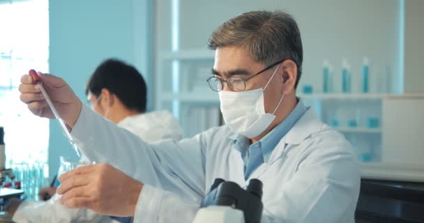 亚洲科学家通过科学实验在实验室或医院进行疾病的研究和治疗 医疗概念 科学实验室研究与发展概念 — 图库视频影像