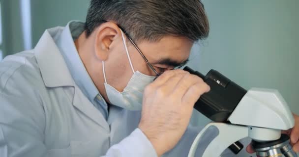 Médico Científico Asiático Mascarilla Facial Analizando Muestra Vacuna Con Microscopio — Vídeo de stock