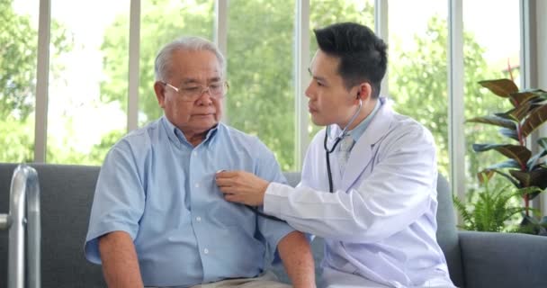 아시아 의사는 청진기를 사용하여 환자의 소리를 듣는다 요양원 노인의 노인의 — 비디오