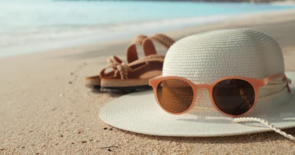 Літній Пляж Солом Яним Капелюхом Сонцезахисними Окулярами Фліппінками Піщаному Пляжі — стокове відео