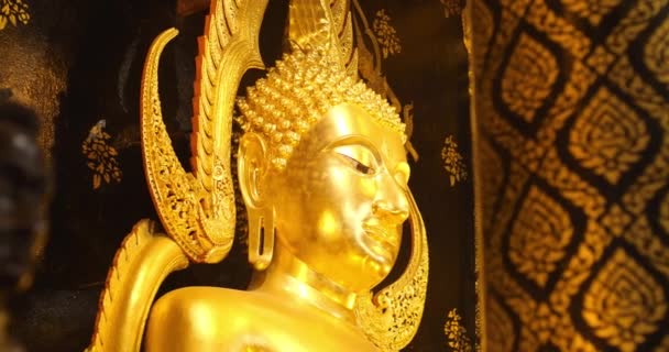 Μεγάλο Χρυσό Άγαλμα Του Βούδα Άγαλμα Του Βούδα Στο Wat — Αρχείο Βίντεο