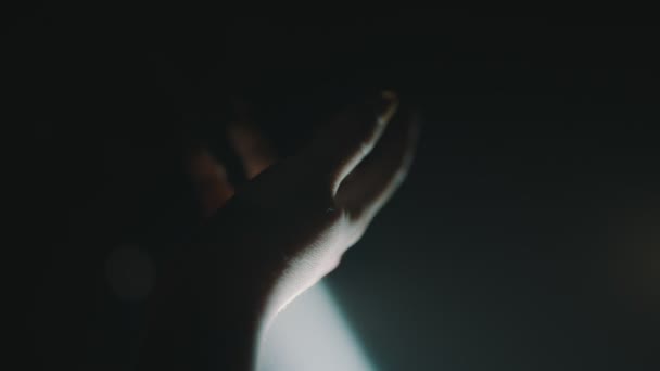 Χέρι Της Γυναίκας Που Αγγίζει Την Ακτίνα Φωτός Στο Σκοτάδι — Αρχείο Βίντεο