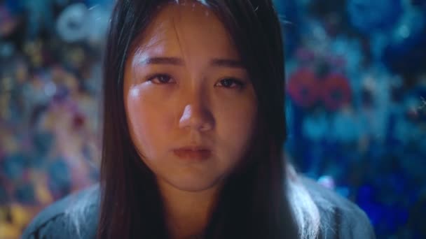 Lähikuva Muotokuva Nuori Aasialainen Nainen Vakava Kasvot Näköinen Kamera Värikäs — kuvapankkivideo