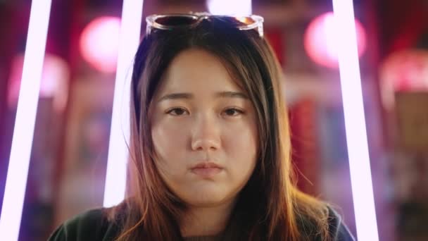 Портрет Молодой Красивой Азиатской Женщины Смотрящей Камеру Неоновыми Вспышками Ярких — стоковое видео