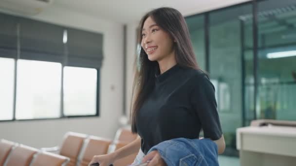 Prachtig Aziatisch Jong Toeristisch Meisje Glimlachend Met Bagage Luchthaven Begrip — Stockvideo
