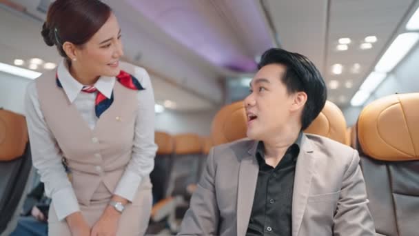 Uçuş Kaptanı Hostesi Asyalı Yolcularla Uçakta Konuşuyor — Stok video