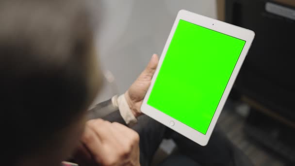 Образец Руки Бизнесмена Держащего Смотрящего Планшет Чистым Зеленым Экраном Рабочем — стоковое видео