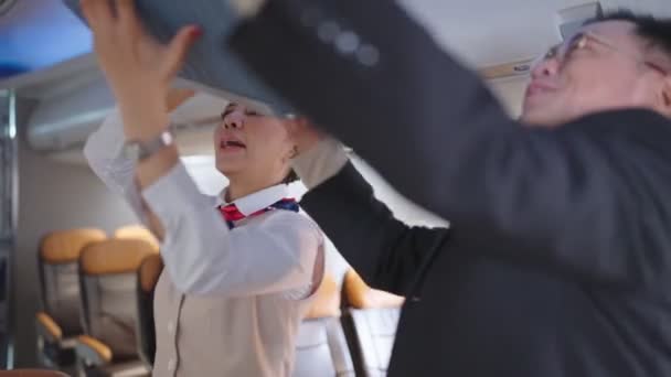 Équipage Cabine Hôtesse Air Aidant Passager Homme Affaires Mettre Des — Video