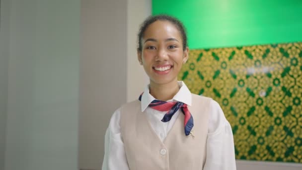 アフリカ系アメリカ人女性航空会社の労働者スチュワーデスで航空ホステス制服カメラと笑顔を見て — ストック動画