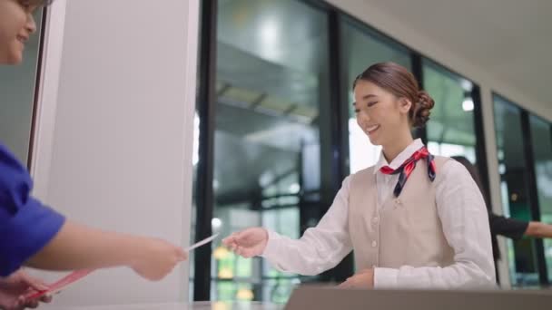 Passagerare Som Ger Pass Med Boardingkort Till Flygvärdinna Asiatisk Kvinna — Stockvideo
