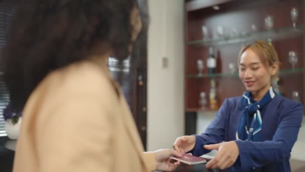 Freundlicher Asiatischer Concierge Gibt Afroamerikanischen Gästen Ihre Check Informationen Während — Stockvideo