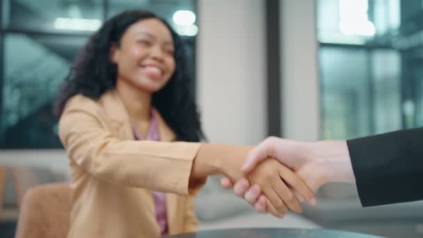 Деловая Афро Американская Женщина Трясет Успешную Сделку Корпоративного Партнерства Приветствуя — стоковое видео