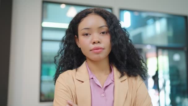 Femme Affaires Afro Américaine Souriante Regardant Caméra Avec Confiance — Video