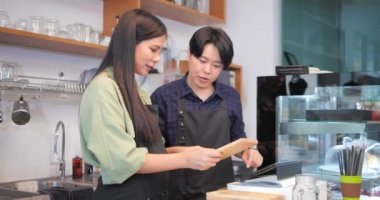 İki barista çalışanı bir kafede iş hakkında konuşuyor ve tartışıyorlar..