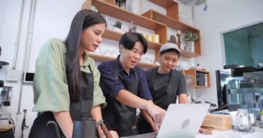 Bir grup LGBTQ 'lu genç barista sahibi başarı işaretinin çalışmasını kutlamaya can atıyor. Küçük işletmeler başlıyor. Küçük işletme sahibi başarısı konsepti.