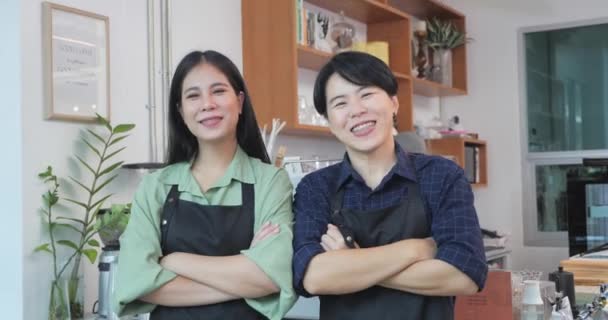 Een Paar Aziatische Vrouwen Hebben Een Lachend Gezicht Dragen Een — Stockvideo