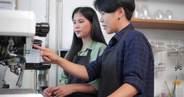 Duas Mulheres Asiáticas Vestindo Aventais Falar Ensinar Usar Máquina Café — Vídeo de Stock