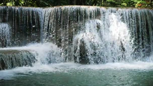 熱帯雨林環境における美しい滝のスローモーションとタイの澄んだエメラルド水 — ストック動画