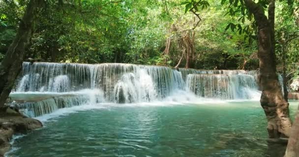 熱帯雨林環境の滝とタイの澄んだエメラルド水 — ストック動画
