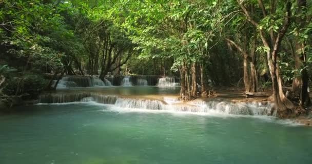 Vodopád Čistá Smaragdová Voda Pro Dovolenou Relaxaci Cestování Zelené Džungli — Stock video
