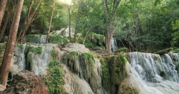 カンチャナブリのエラワン滝 エラワン国立公園で緑のジャングルや森の中で休日のリラックス旅行のための滝クリアエメラルド水 — ストック動画